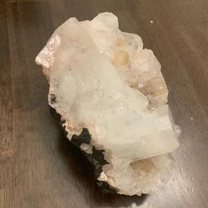 Large quartz cluster